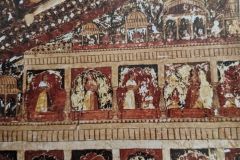निकट दृश्य : महल के विभिन्न प्रकोष्ठों में खड़ी व बैठी स्त्रियां तथा पट्टिका  : राजा महल : ओरछा : सत्रहवीं सदी  