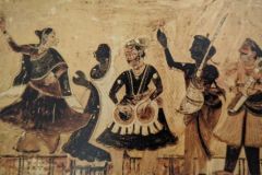 निकट दृश्य : महल के विभिन्न प्रकोष्ठों में खड़ी व बैठी स्त्रियां तथा पट्टिका  : राजा महल : ओरछा : सत्रहवीं सदी  