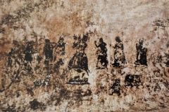 वेणुवादन करते मुकुटधारी कृष्ण व नृत्यरत गोपियां : जहांगीर महल : ओरछा : सत्रहवीं सदी 