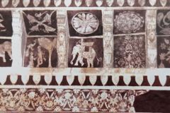 वेणुवादन कृष्ण, हाथी पर सवार महावत व अन्य अंकन  : लक्ष्मी मंदिर :ओरछा : सत्रहवीं सदी