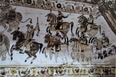 युद्धरत सैनिक व विभिन्न दृश्य : लक्ष्मी मंदिर :ओरछा : सत्रहवीं सदी         