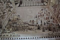 युद्धरत सैनिक व विभिन्न दृश्य : लक्ष्मी मंदिर :ओरछा : सत्रहवीं सदी         
