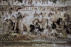 युद्धरत सैनिक व विभिन्न दृश्य : लक्ष्मी मंदिर :ओरछा : सत्रहवीं सदी         