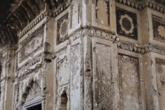 तीसरे व चौथे क्रमांक की छतरियों की बाहरी भित्तियो पर किए गए आकल्पन : गोसाई छतरी : दतिया : उन्नीसवीं सदी  