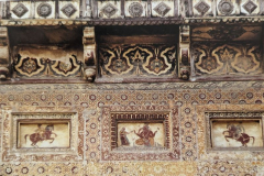 अलंकृत किनारियां तथा ताकों में चित्रित आकृतियां : वीरसिंह जुदेव महल ( सतखंड़ा महल ) : दतिया : सत्रहवीं सदी 