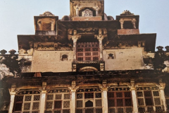 दो योध्दा व दो लड़ते ऊँट : वीरसिंह जुदेव महल ( सतखंड़ा महल ) : दतिया : सत्रहवीं सदी  