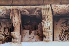 घोड़ा व वेणुवा दन करते कृष्ण : महाराजा विजय बहादुर की छतरी ( समाधि ) : दतिया : उन्नीसवीं सदी