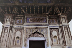  प्रदेश द्वार के दोनों ओर व ऊपर की ओर किए गए विभिन्न अंकन : गोसाई छतरी : दतिया : उन्नीसवीं सदी 