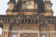 समाधि की बाहरी भित्ति पर किए गए आकल्पनों व आकृतियों के अंकन : गोसाई छतरी : दतिया : उन्नीसवीं सदी 