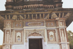 समाधि की बाहरी भित्ति पर किए गए आकल्पनों व आकृतियों के अंकन : गोसाई छतरी : दतिया : उन्नीसवीं सदी 