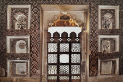 विभिन्न आकल्पनों से अलंकृत ताक : वीरसिंह जुदेव महल ( सतखंड़ा महल ) : दतिया : सत्रहवीं सदी   