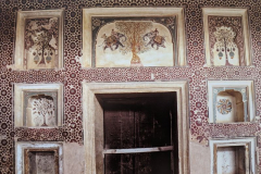  विभिन्न आकल्पनों से अलंकृत ताक : वीरसिंह जुदेव महल ( सतखंड़ा महल ) : दतिया : सत्रहवीं सदी   