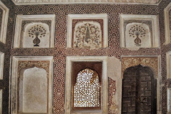 विभिन्न आकल्पनों से अलंकृत ताक : वीरसिंह जुदेव महल ( सतखंड़ा महल ) : दतिया : सत्रहवीं सदी   