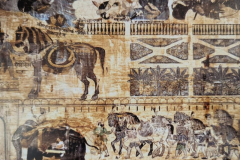 वृक्षों के आकल्पन, हाथी तथा अश्व : पारीच्छत की समाधि : दतिया : उन्नीसवीं  सदी f 